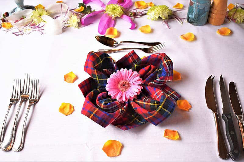 Scottish Hotel Barge Scottish Highlander - Festive dining table decoration