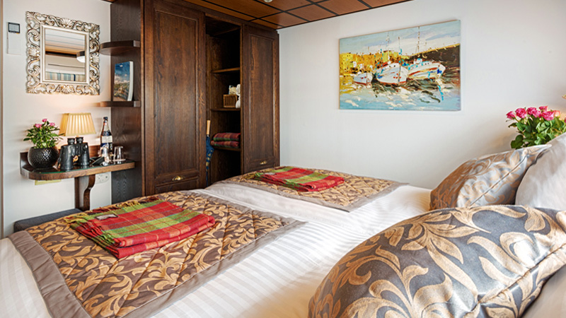 Irish Hotel Barge Shannon Princess - Guest cabin, double.