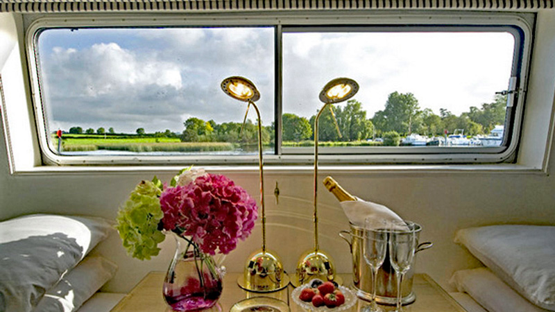 Irish Hotel Barge Shannon Princess - Plenty of natural light from the large windows