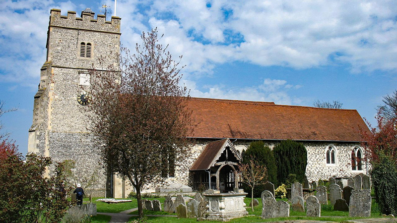 England - Cookham Holy Trinity Church with its cemetary. Photo: Wikimedia Commons - David Purchase CC-SA 2.0