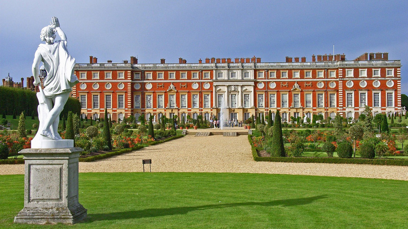 England - Hampton Court with statue in foreground. Photo: Pixabay - AloeCloe