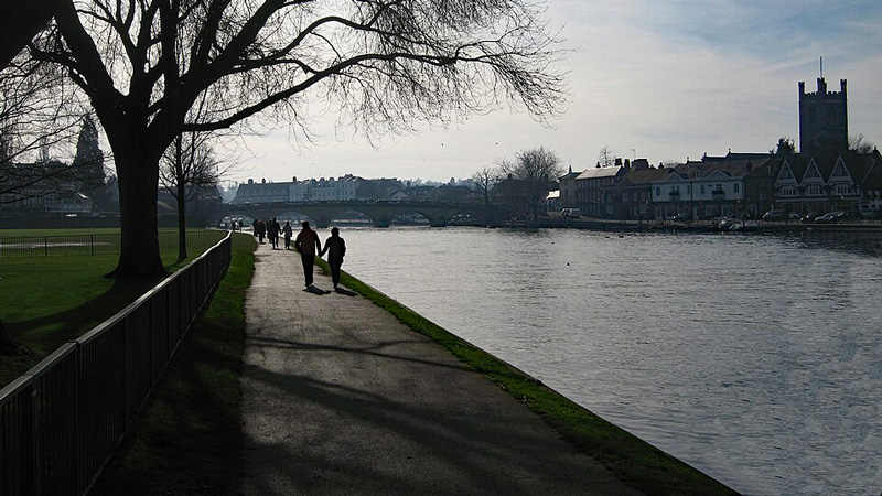 England - Henley towpath is paved path along the River Thames. Photo: Wikimedia Commons - Chadij (public domain)