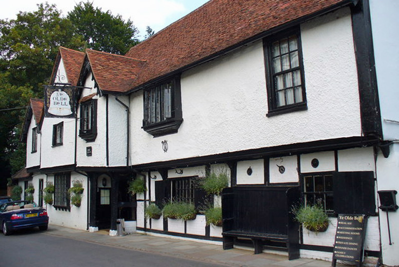 England - The Olde Bell Inn, Hurley. Photo: Wikimedia Commons - Colin Smith CC-SA 2.0