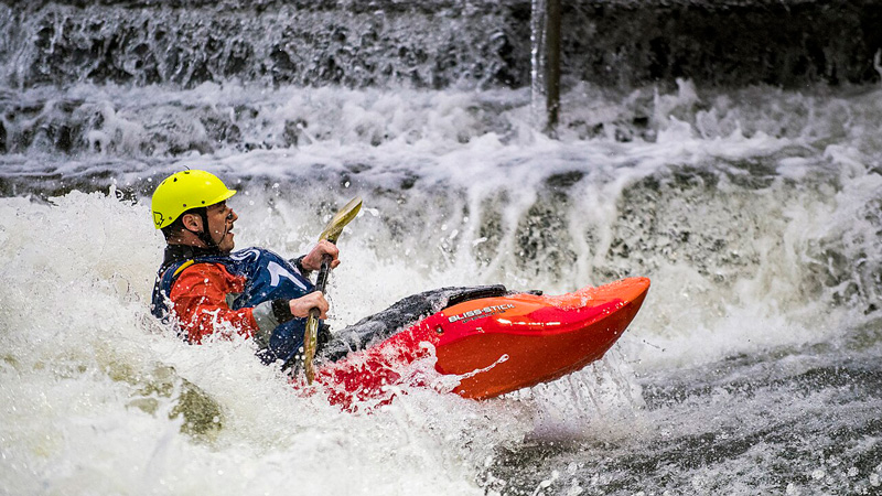 England - Kayaker at the Hurley Weir. Photo: Wikimedia Commons - Cpl McAllister OGL 1.0
