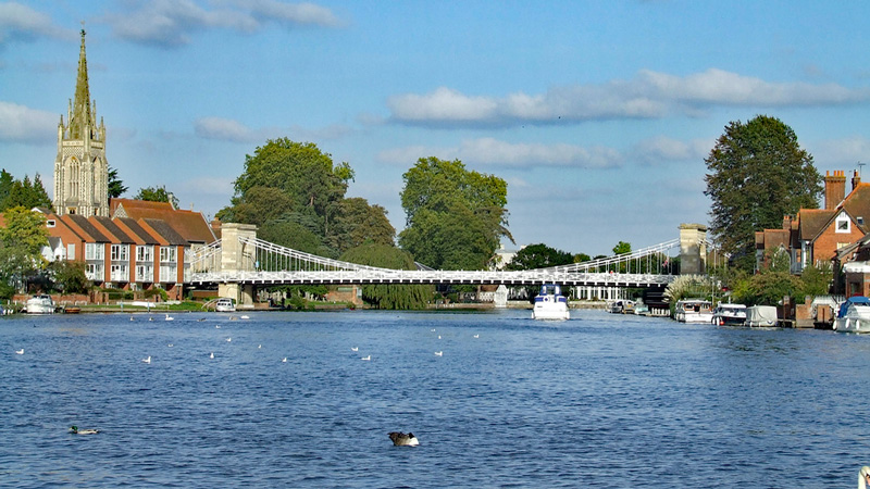 England - Suspension bridge over the River Thames in Marlow. Photo: Wikimedia Commons - J. Miall CC-SA 2.0