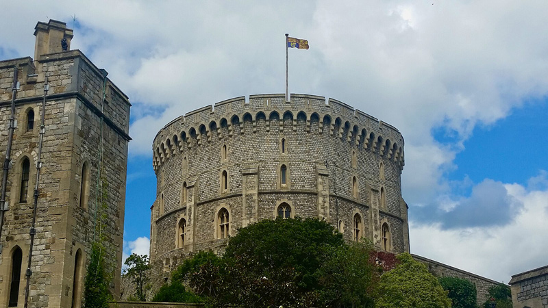 England - Windsor Castle's Round Tower with flag flying. Photo: Wikimedia Commons - Lauren CC-SA 2.0