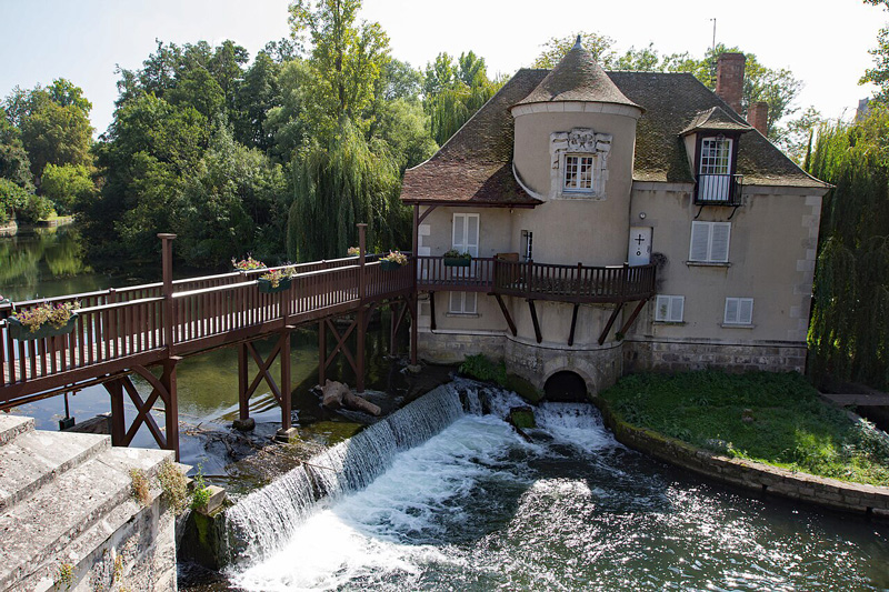 Moret-sur-Loing is a fortified town on the banks of the River Loing. Photo: Wikimedia Commons - poudou99 CC-SA 4.0