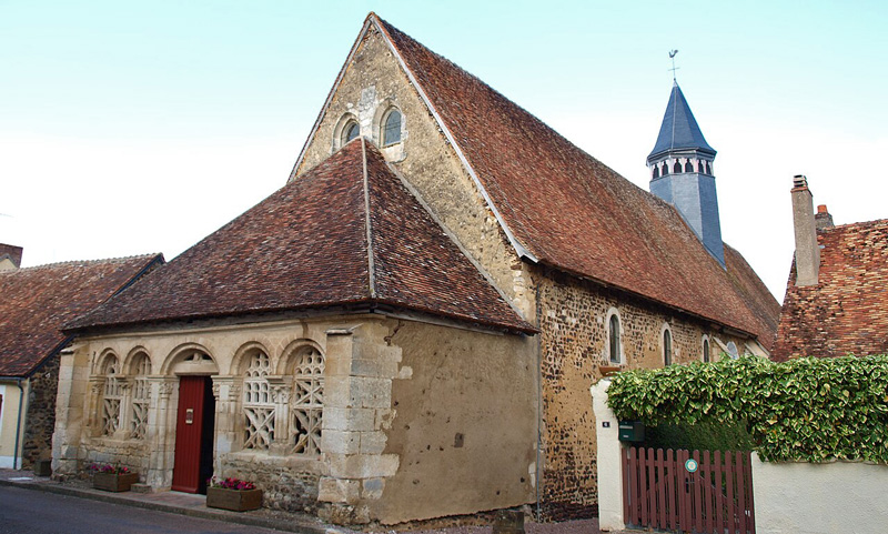 The Église Saint-Pierre-et-Saint-Paul in Moutiers-en-Puisaye, Burgundy, is a 10th-century Romanesque church listed as a Historical Monument. Photo: Wikimedia Commons - François Goglins CC-SA 3.0