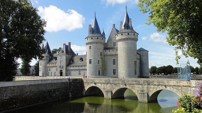 Château of Sully-sur-Loire was first built as a defensive fort to protect one of the few places to ford the Loire. Photo: Wikimedia Commons - jackogamer CC-SA 3.0