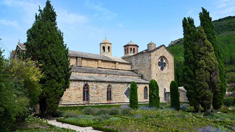 Abbaye de Fontfroide, founded in 1145, has the simple, clean lines typical of Cistercian abbeys. Photo: Wikimedia Commons - calips CC-SA 3.0