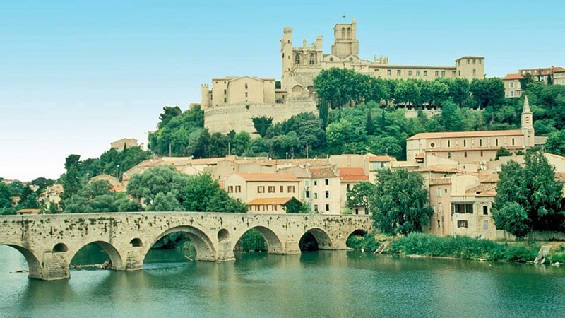 Cathédrale Saint-Nazaire in Béziers France with a bridge crossing the River Orb in the foreground. Photo: Wikimedia Commons - Gerd Eichmann CC-SA 4.0