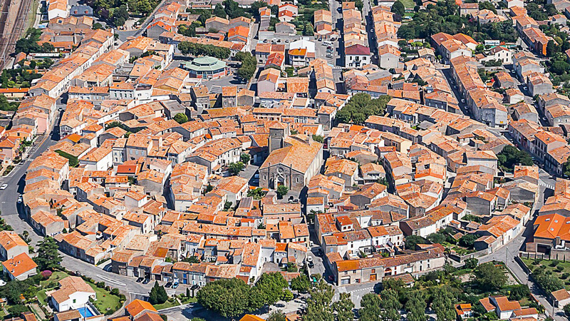 Bram is a former Roman bastide (fortified town). It is a small port on the Canal du Midi. Photo: Wikimedia Commons - apb11 CC-SA 4.0