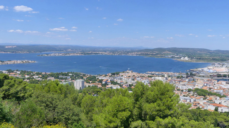 Etang de Thau - the largest of a string of lagoons that stretch along the southern French coast from the Rhône river to the foothills of the Pyrenees and the border to Spain in the Languedoc-Roussillon region of France. Photo: Wikimedia Commons - Florian Pépellin CC-SA 4.0