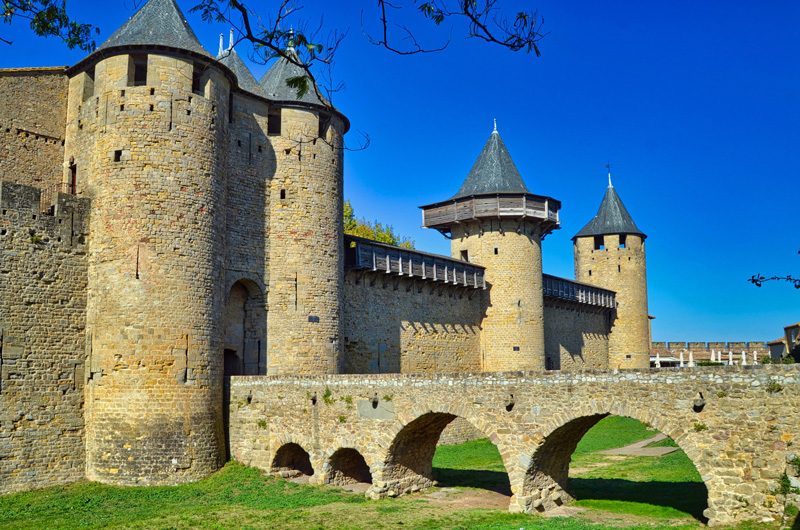 Carcassonne - Bridge over the moat of the fortified medieval town. Photo: Pixabay - Lecreusois