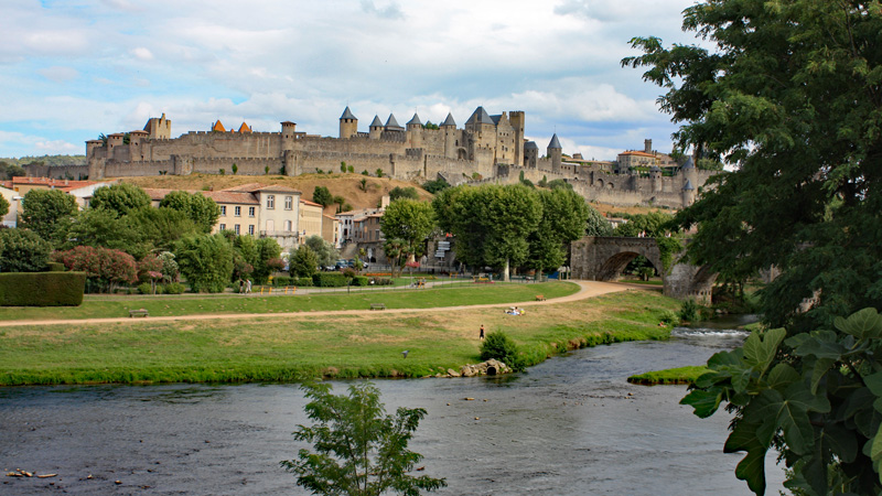 Hilltop fortified medieval town of Carcassonne seen from the Canal du Midi. Photo: Pixabay - Alberto Anaya