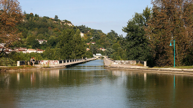 Pont Canal D'Agen / The Agen Aqueduct on the Canal de Garonne. Photo: Wikimedia Commons - Mike Peel CC-SA 4.0