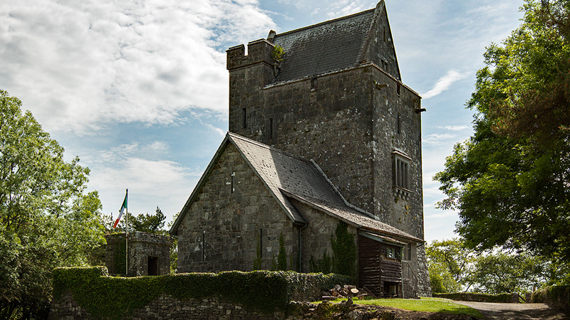 Ireland - Craggaunowen Castle. Photo: Wikimedia Commons - Mike Searle CC-SA 2.0