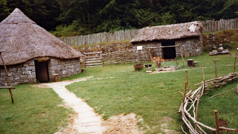 Ireland - Example of a Bronze Age hut in Craggaunowen. Photo: Wikimedia Common - Angella Streluk CC-SA 2.0