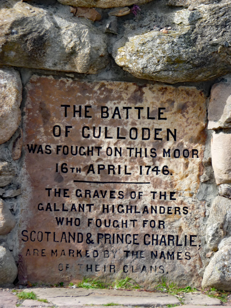 Scotland - Plaque in stone wall commemorating the Battle of Culloden. Photo: Wikimedia Commons - Marcok CC-SA 4.0