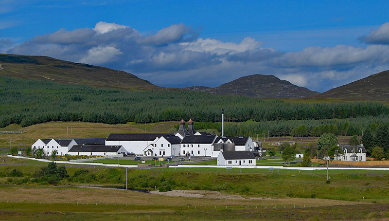 Scotland - Dalwhinne Distillery. Photo: Wikimedia Commons - Cisko66 CC-SA 3.0