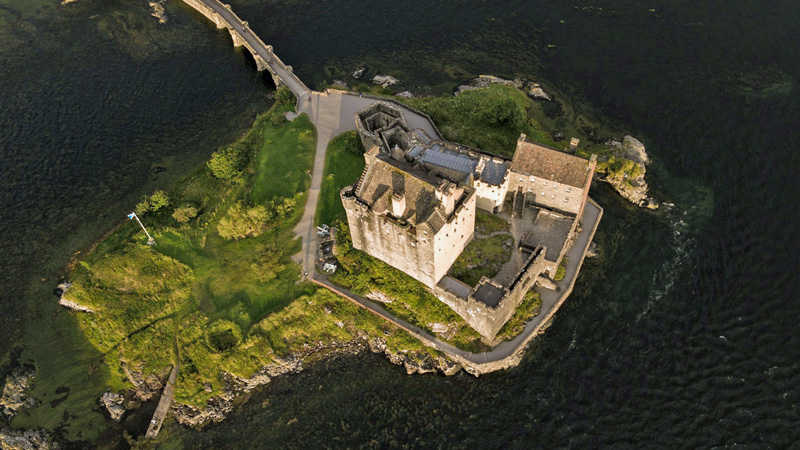 Scotland - Aerial view of Eilean Donan Castle. Photo: Unsplash - Angel Luciano