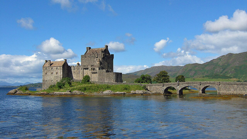 Scotland - Eilean Donan Castle. Photo: Wikimedia Commons - Bigar (public domain)