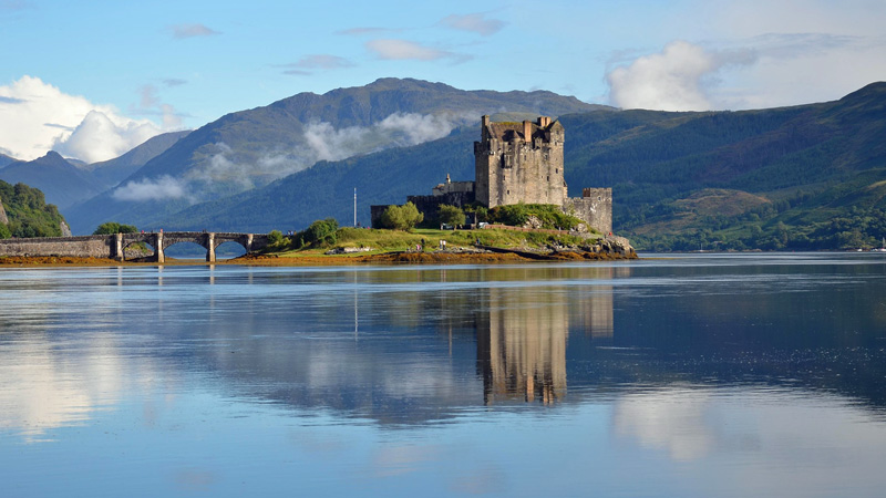Scotland - Reflective photo os Eilean Donan Castle and bridge. Photo: Pixabay - Scrapdenhaut
