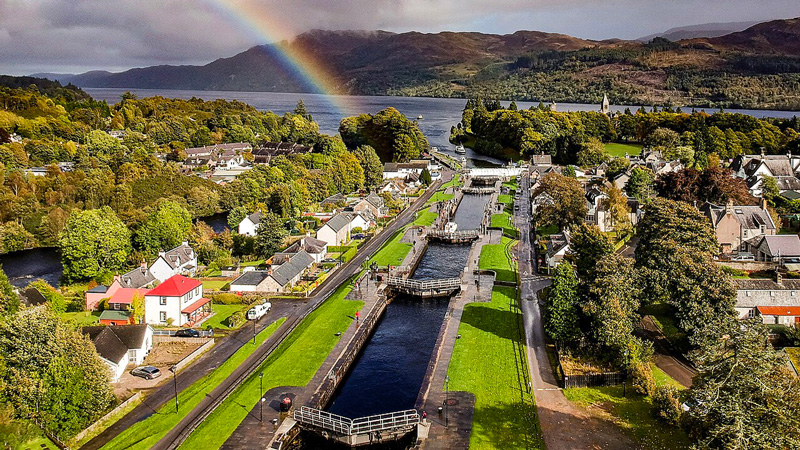 Scotland - Rainbow at the staircase locks at Fort Augustus. Photo: Wikimedia Commons - aeroid CC-SA 3.0