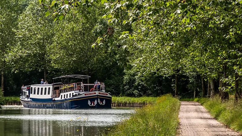 French Hotel Barge La Belle Epoque coming around the bend