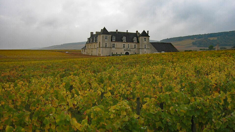 French Hotel Barge Finesse - Chateau du Clos de Vougeot - Photo Wikimedia - arnaud 3.0