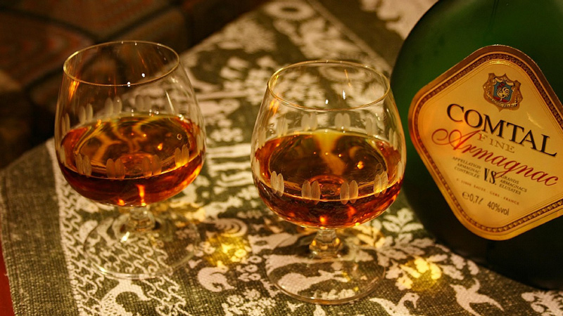 Bottle of Armagnac with 2 glasses. Photo: Pixabay - Donna Senza Fiato