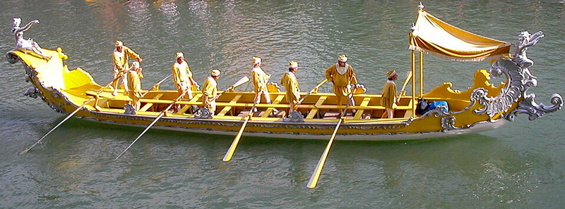 Venice, Italy - Regata Storica - Yellow boat. Photo: Wikimedia Commons - Godromil - public domain