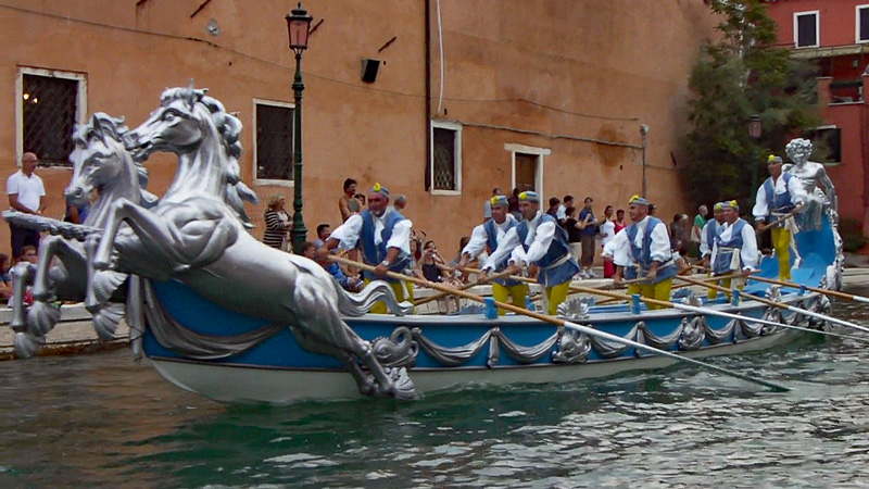 Venice Italy - Regata Storica. Blue boat with silver trimmings & 2 horses on bow. Photo: Wikimedia Commons - Jean-Pierre Dalbéra CC-SA 2.0