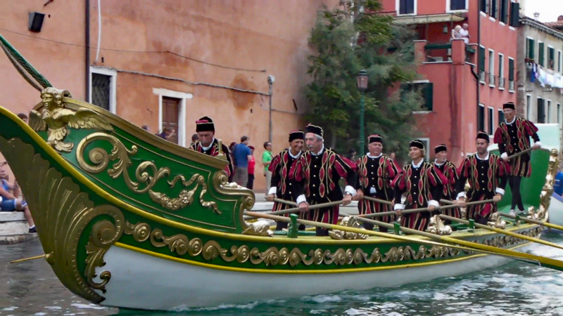 Venice Italy. Regata Storica. Green & white boat with gold trim. Rowers in snazzy outfits. Photo: Wikimedia Commons - Jean-Pierre Dalbéra CC-SA 2.0