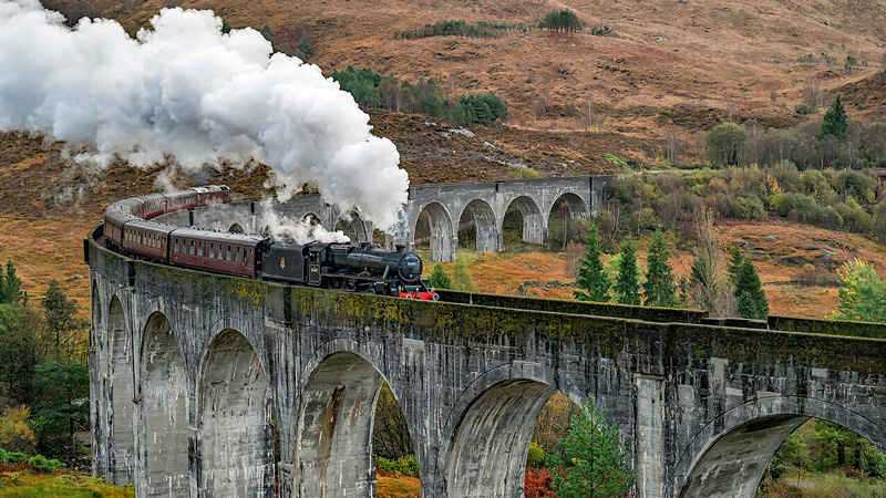 Scotland - Harry Potter train the Jacobite express on the glenfinnan viaduct. Photo: Wikimedia - Eric Kilby CC-SA 4.0